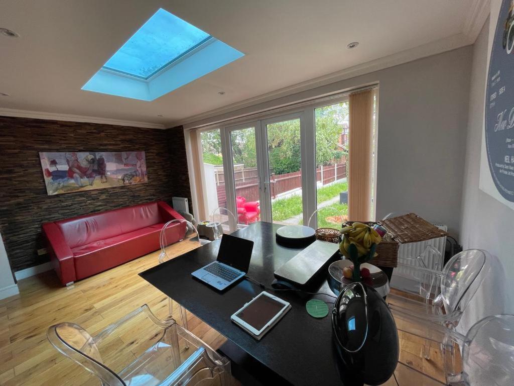 Family Home With Easy Commute To London! Croydon Buitenkant foto