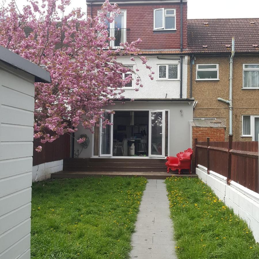 Family Home With Easy Commute To London! Croydon Buitenkant foto