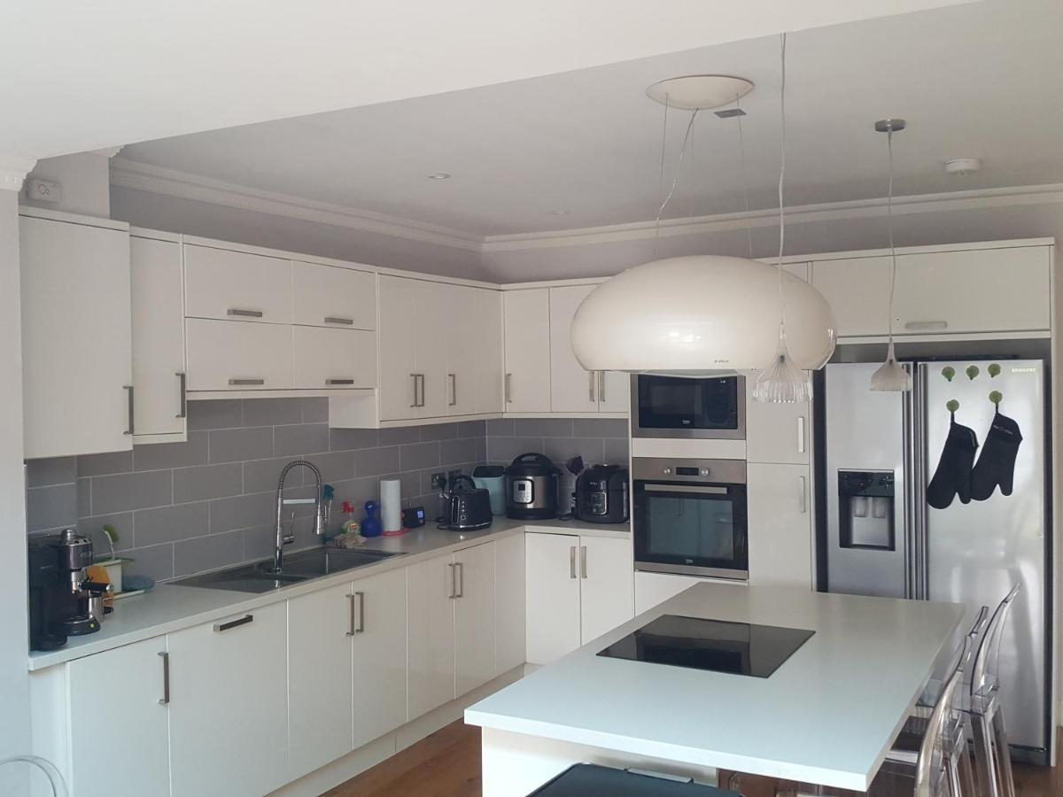 Family Home With Easy Commute To London! Croydon Buitenkant foto